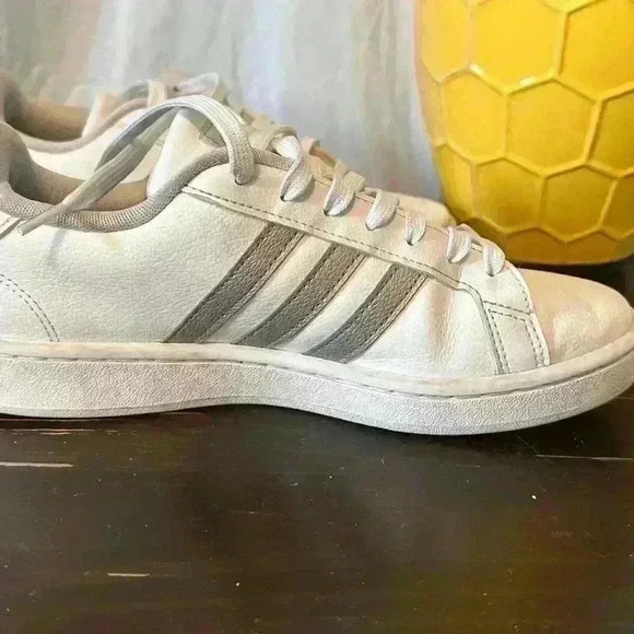 EUC Men’s Adidas Grand Court 2.0 Sneakers. 
Men’s Size 8. - Picture 2 of 7